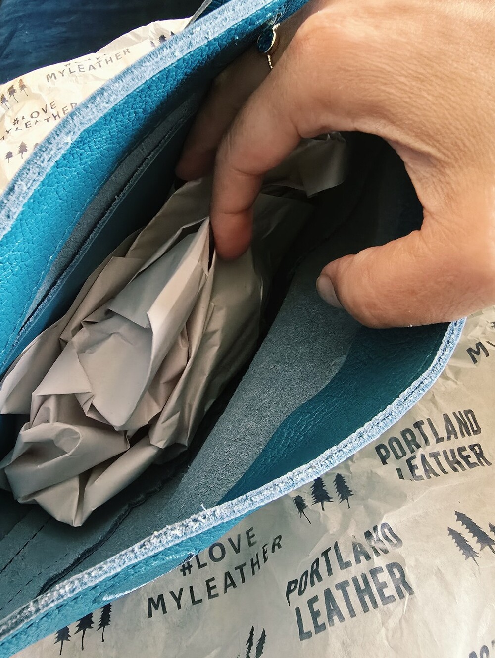 NIB! Portland Leather Goods,Med Koala Lth Crossbody, Pebbled Blue Sky, MSRP $118 - Picture 4 of 7